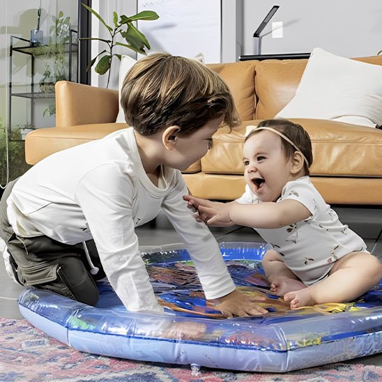 Deux enfants ont du plaisir avec son Tapis d'eau bébé
