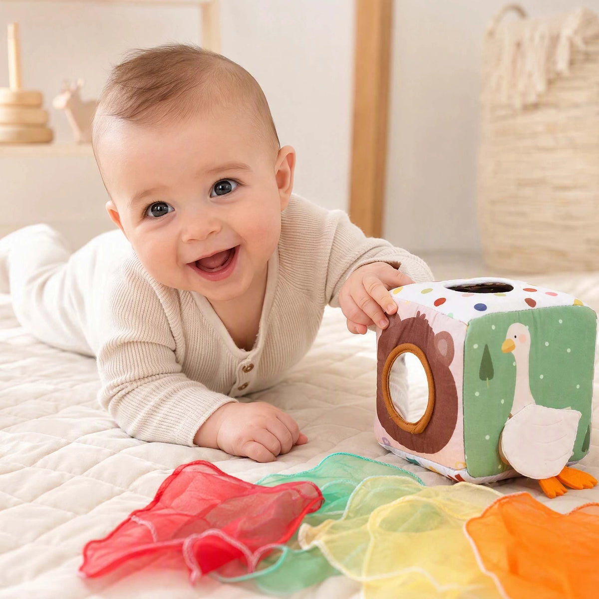 Cube d'activité bébé qui accompagne son développement au quotidien