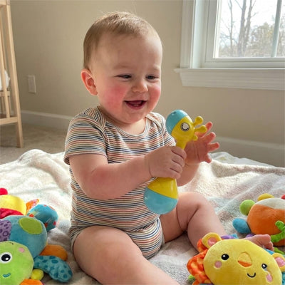 hochet bébé lui fait rire