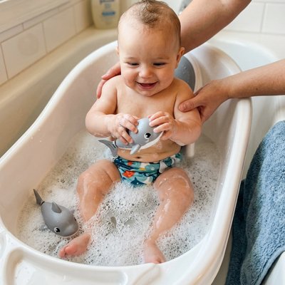 Jouet bain poisson gris qui fait son bonheur